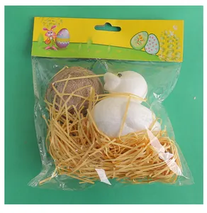 Dettaglio del set decorativo anatra di Pasqua con nido nella confezione originale