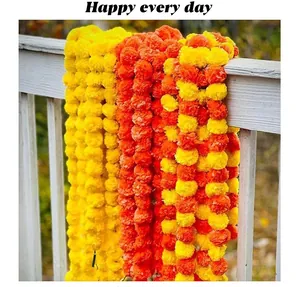 Vivaci ghirlande di calendule artificiali arancioni e gialle per decorazioni festive
