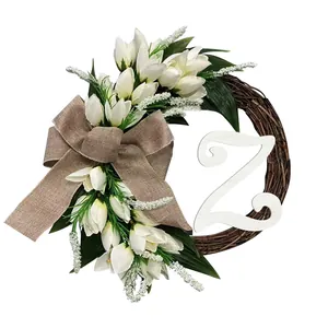 Detail van een kunstmatige tulpenkrans met jute strik en houten letter Z decor