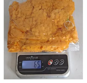 Dettaglio di ghirlande di calendula artificiali arancioni che pesano 65 g su bilancia
