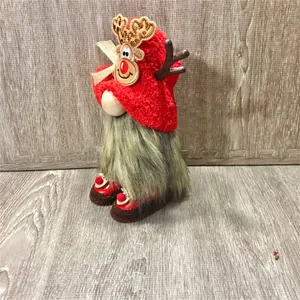 Detailweergave van een kerstkabouter met rode rendiermuts en lange synthetische baard