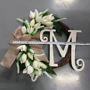Detailopname van de 40 cm brede kunsttulp krans decoratie met de letter M