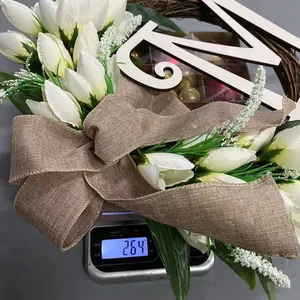 Handgemaakte witte tulpenkrans met jute strik en houten letter N, gewicht 264 gram