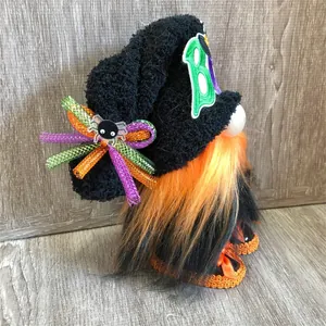 Zijaanzicht van pluche Halloween-gnome met BOO-patch en levendige oranje baardversiering
