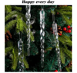 Detalle de adornos transparentes de carámbanos de plástico torcido en un árbol de Navidad