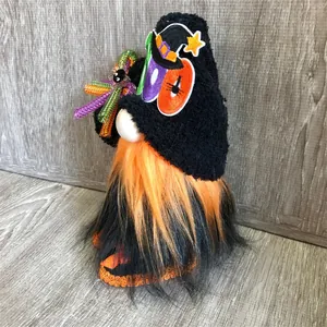Gedetailleerd zicht op een Halloween pluche kabouter met oranje baard en BOO-tekst.