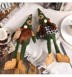 Detalle de un par de gnomos de café de piernas largas para decoración del hogar.