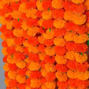 Ghirlande vibranti di calendule artificiali arancioni per la decorazione del Giorno dei Morti.