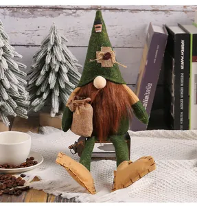 Detalle de un gnomo de café con sombrero verde y una larga barba de color marrón