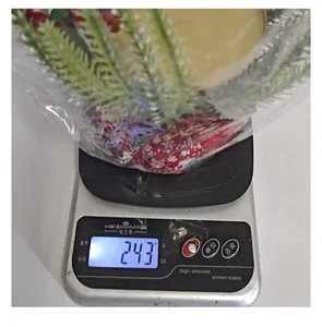 Detailed weight measurement showing 243g for small Christmas candle holder decoration
