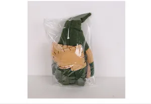 Detalle del muñeco gnomo sin rostro empaquetado en una bolsa protectora