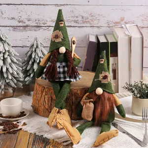 Par de gnomos de café de peluche con sombreros puntiagudos y piernas largas en madera.