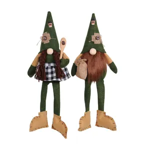 Juego de dos gnomos de café con piernas largas y sombreros puntiagudos decorativos.