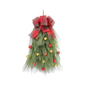 Decorazione natalizia in tulle con fiocco scozzese rosso e palline da appendere alla porta