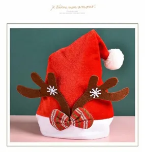 Gros plan d'un bonnet de Noël en peluche rouge avec des bois de renne et un nœud