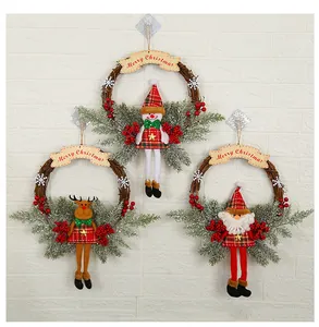 Handgefertigte Weihnachtskränze mit Schneemann, Rentier und Weihnachtsmann Figuren