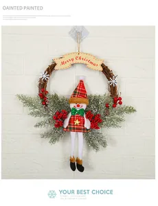 Detail eines handgefertigten Weihnachtskranzes mit Schneemannpuppe und rustikalem Holzschild
