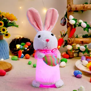 Adorable peluche de lapin de Pâques blanc brillant avec décor d'œuf rayé coloré