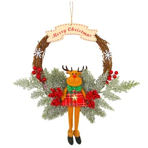 Handgefertigter Weihnachtskranz mit Rentierpuppe und Merry Christmas Banner für die Tür