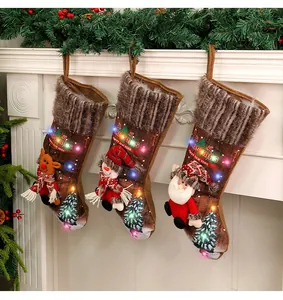 Lot de 3 chaussettes de Noël à LED avec Père Noël et bonhomme de neige sur cheminée