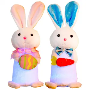 Lot de deux figurines de lapin de Pâques en peluche lumineuse avec œuf et carotte.