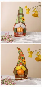 Vista dettagliata di gnomi autunnali fatti a mano con zucche per decorazioni per la casa.