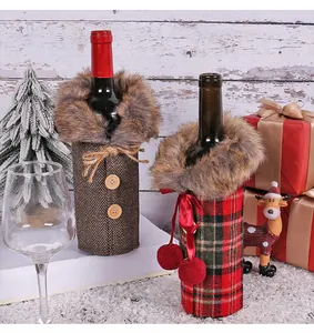 Primer plano de fundas navideñas para botellas de vino con piel sintética y cuadros rojo
