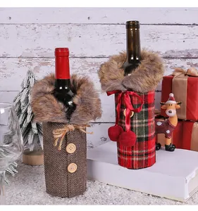 Detalle de fundas navideñas para botellas de vino en cuadros y espiga con piel sintética