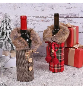Detalle de fundas festivas para botellas de vino con cuellos de piel sintética y cuadros
