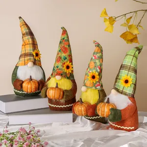 Set di quattro gnomi autunnali senza volto con zucche e girasoli per decorazione casa