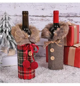 Fundas festivas para botellas de vino de Navidad con cuello de pelo sintético y cuadros.