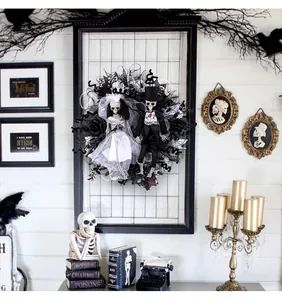 Corona de Halloween con novios esqueletos para decoración de pared de estilo gótico