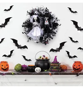 Corona gótica de Halloween con novios esqueleto en una escena de casa encantada