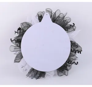Vista posterior de la corona de malla de novia esqueleto de Halloween con diseño de agujero