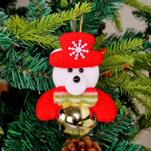 Adorno navideño de oso festivo con campana dorada en árbol de Navidad tradicional