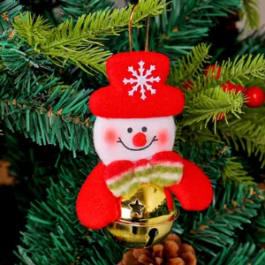 Lindo adorno colgante de muñeco de nieve de felpa con campana dorada de Navidad