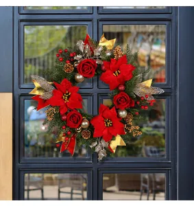 Squisita ghirlanda natalizia con stelle di Natale rosse, rose e ornamenti dorati
