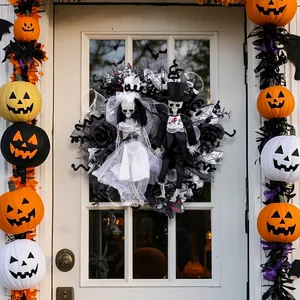 Corona de Halloween con novios esqueleto para decoración de puerta de entrada