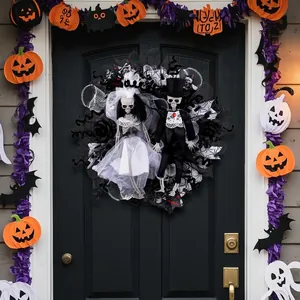 Corona de malla aterradora de Halloween con novios esqueleto para decorar la puerta