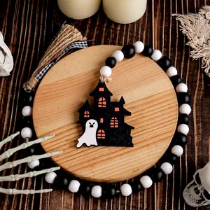 Guirlande de perles en bois d'Halloween avec un pendentif château de maison hantée.