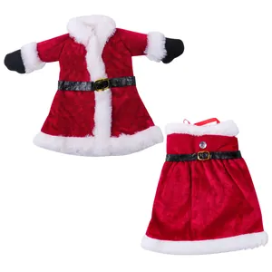 Copribottiglie di vino natalizi con abito di Babbo Natale e vestitino su sfondo bianco