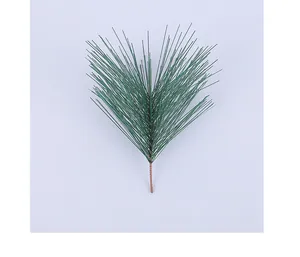 Primer plano de una rama de pino artificial verde para decoraciones navideñas y manualidades