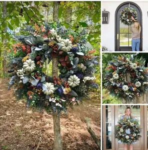 Üppiger Herbstkranz mit Eukalyptus, weißen Kürbissen und blauen Blumen in Außenbereichen