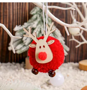Primo piano di un simpatico ciondolo a renna di Natale in pompon per albero