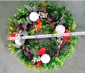 Künstlicher Herbstkranz aus Eukalyptus mit weißen Kürbissen und lila Rosen zur Größenmessung