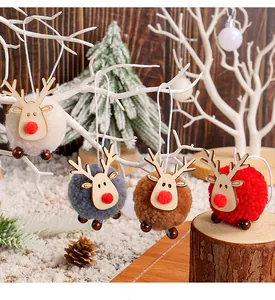 Set di quattro colorati ornamenti natalizi a forma di renna in peluche per l'albero.