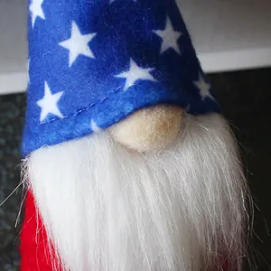 Nahaufnahme eines patriotischen Gnoms mit weißem Bart und Sternenmuster für die Dekoration.