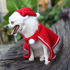 Primer plano de un perro pequeño con capa roja y gorro de Papá Noel