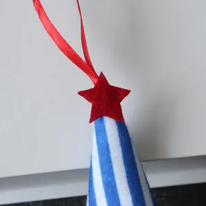 Detail des Unabhängigkeitstag-Zwerg-Anhängers mit rotem Stern und blau-weißem Hut.