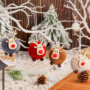 Set di quattro ornamenti colorati a forma di renna in pompon per albero di Natale